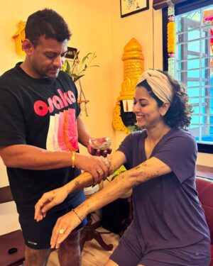 Abhidnya Bhave Instagram - I had just heard “when you fall in love with the right person, you will fall in love with him all over again everyday!”.

Thank you for making me feel what it actually means!!!!🥹❤️🧿✨🤗

Happiest anniversary MY SARVASWA PAI❤️ . May god bless you with good health🧿🥰, because bakichya goshtinsathi  MAIN HOON NA😛