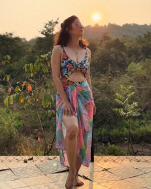 Abhidnya Bhave Instagram - Just a water baby enjoying her sunsets🫠🧿🐟❤️🌇

#30sbaby 

Clicked by my pool partner @sayali_sanjeev_official