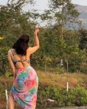 Abhidnya Bhave Instagram - Just a water baby enjoying her sunsets🫠🧿🐟❤️🌇

#30sbaby 

Clicked by my pool partner @sayali_sanjeev_official