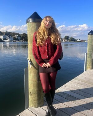 Abigail Zoe Lewis Instagram - Missing Connecticut this lovely time of year ☃️💌🎄

#holidays #winterfashion #connecticut #mysticconnecticut