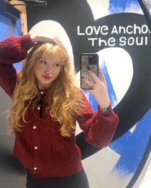 Abigail Zoe Lewis Instagram - Missing Connecticut this lovely time of year ☃️💌🎄

#holidays #winterfashion #connecticut #mysticconnecticut