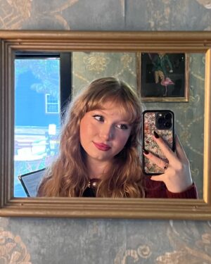 Abigail Zoe Lewis Instagram - Missing Connecticut this lovely time of year ☃️💌🎄

#holidays #winterfashion #connecticut #mysticconnecticut