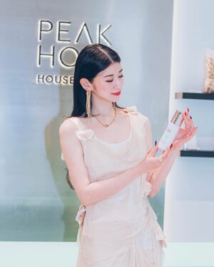 Adela Sou Instagram - 【澳門壹號廣塲💫必須寵愛自己和家人！新年豐賞禮遇錦囊GET❗️】

🎋 農曆新年即將到來，你有冇好好地慰勞去年辛勤工作嘅自己呢？或是精心地挑選禮物送給親愛嘅他/她！💕 

奢華海濱購物目的地 #壹號廣塲 @onecentralmacau 化身夢幻花園，以繁花似錦、蝶舞紛飛嘅美妙景象為靈感，打造「繁花蝶舞慶豐年」🦋 吉祥新年裝飾場景，同大家一齊歡欣地踏入蛇年🐍！除咗可以同咁靚嘅裝置拍照外，準備購物嘅朋友，記得留意商場在農曆新年推出嘅購物回贈及一系列禮遇🛍️！

BVLGARI @bvlgari 嘅珠寶💎就非常適合蛇年！
仲偶遇新開嘅護膚品集合店Peak Hour House @peakhourhouse ，有好多依家好紅小眾品牌譬如 BIOEFFECT、OMG、Kore等等！

———————————————
🔖 凡於1月29日至2月7日單筆消費滿澳門幣10,000元或以上，即可享可享高達 5.2% 的購物回贈及一系列禮遇🎁✨！

包括：電子購物券、立減雙重賞、MGM 澳門美高梅餐飲禮券、澳門文華東方雙人下午茶和BESPOKE 雋環農曆新年禮品！

另外🔻即日起至2月5日，可以參加澳門壹號廣塲官方IG【有禮打卡】活動，即有機會免費獲得商塲精選禮品！

1. 點進去👉🏻關注 @onecentralmacau
2. 在【有禮打卡】活動圖片按讚並標記3位好友，並留言一句「新年祝福語」

📸 @jezstylingimage 

 ———————————————
📌 「繁花蝶舞慶豐年」
🗓 由即日起至2月15日（免費向公眾開放）
🎟️ 免費入場
⏰ 10:30 - 23:00
📍 澳門壹號廣塲地面層及一層

#澳門壹號廣塲 #澳門春節 #澳門購物 #OneCentralMacau