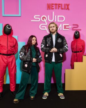 Adeline Chetail Instagram - Chérie qui a agrandi les animaux ?
Souvenirs d’un weekend de pré Noël 
L’AVP squid game (la saison 2 arrive le 26 décembre !) 
J’aime vraiment créer des décors pour mes petites vidéos 
Photo ascenseur post popup tellement éclatée tellement d’heures de sommeil en moins 
Une partie de l’équipe de la VF d’Arcane, je vous en reparle bientôt 🖤
La soirée du Dernier Bal :
Coiffure et makeup par @mauranemu 🫶🏻
A tenu toute la soirée malgré beaucoup de champagne ✅