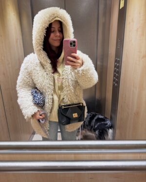 Adeline Chetail Instagram - Chérie qui a agrandi les animaux ?
Souvenirs d’un weekend de pré Noël 
L’AVP squid game (la saison 2 arrive le 26 décembre !) 
J’aime vraiment créer des décors pour mes petites vidéos 
Photo ascenseur post popup tellement éclatée tellement d’heures de sommeil en moins 
Une partie de l’équipe de la VF d’Arcane, je vous en reparle bientôt 🖤
La soirée du Dernier Bal :
Coiffure et makeup par @mauranemu 🫶🏻
A tenu toute la soirée malgré beaucoup de champagne ✅