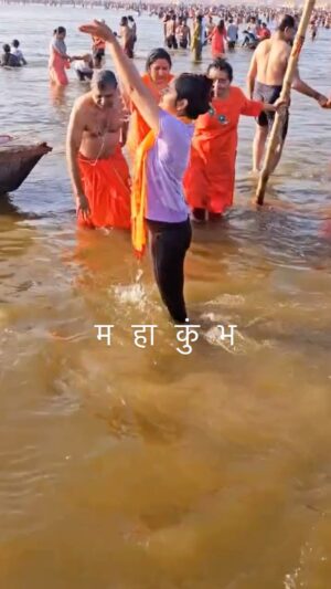 Aditi Dravid Instagram - १४४ वर्षांनी आलेला योग, अनुभवता येणं! खरंच नशीब लागतं! 
महाकुंभ २०२५! 
हर हर गंगे! हरहर महादेव! 🔱🧿 #blessed #grateful
