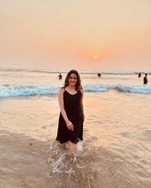 Aditi Ravi Instagram - only U🌊& I 🖤 

@trekke_travel_ 
@njstays_ 

@_her_day__ 

#instalove #sea #baga