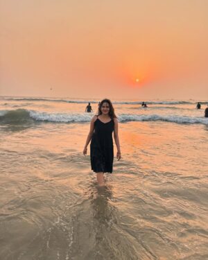 Aditi Ravi Instagram - only U🌊& I 🖤 

@trekke_travel_ 
@njstays_ 

@_her_day__ 

#instalove #sea #baga