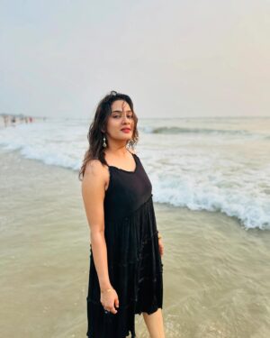 Aditi Ravi Instagram - only U🌊& I 🖤 

@trekke_travel_ 
@njstays_ 

@_her_day__ 

#instalove #sea #baga