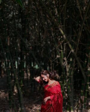 Aditi Singh Khatri Instagram - Be the dil par haath rakh ke “haaye” to my saree look 😚

📸 @viratography_ @o_safarrnama