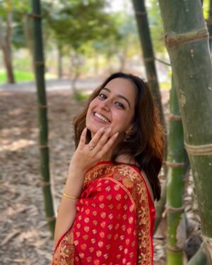 Aditi Singh Khatri Instagram - Be the dil par haath rakh ke “haaye” to my saree look 😚

📸 @viratography_ @o_safarrnama