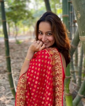 Aditi Singh Khatri Instagram - Be the dil par haath rakh ke “haaye” to my saree look 😚

📸 @viratography_ @o_safarrnama