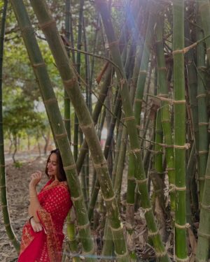 Aditi Singh Khatri Instagram - Be the dil par haath rakh ke “haaye” to my saree look 😚

📸 @viratography_ @o_safarrnama