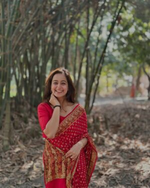 Aditi Singh Khatri Instagram - Be the dil par haath rakh ke “haaye” to my saree look 😚

📸 @viratography_ @o_safarrnama