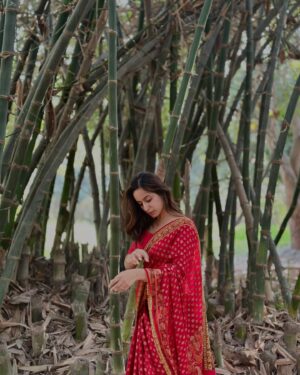 Aditi Singh Khatri Instagram - Be the dil par haath rakh ke “haaye” to my saree look 😚

📸 @viratography_ @o_safarrnama