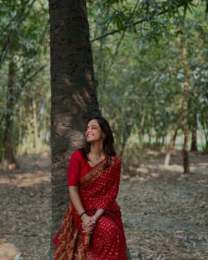 Aditi Singh Khatri Instagram - Be the dil par haath rakh ke “haaye” to my saree look 😚

📸 @viratography_ @o_safarrnama