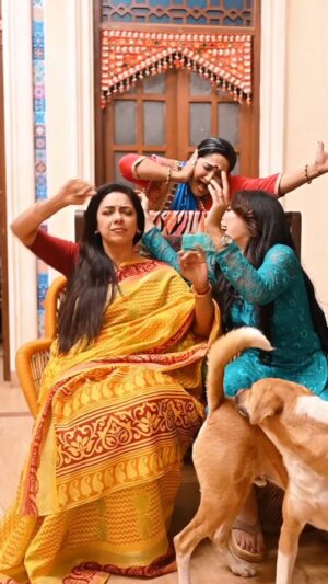 Adrija Addy Roy Instagram - Hamara Gulgula was trying to supervise us for a perfect take Jo hum kar he nai pae 😂🩷

#Anupamaa #RupaliGanguly #alpanabuch #adrijaroy #mastitime#jaimatadi #jaimahakal