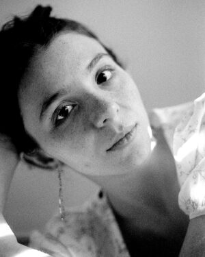 Agustina Cabo Instagram - Hoy me reencontré con estas fotos que sacó @juliarussomartinez en 2022 y pienso que son un retrato muy fiel de quien fui. También pienso que si algún día tengo nietos ojalá les muestren estas fotos. Gracias @juliarussomartinez ❤️