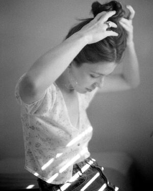 Agustina Cabo Instagram - Hoy me reencontré con estas fotos que sacó @juliarussomartinez en 2022 y pienso que son un retrato muy fiel de quien fui. También pienso que si algún día tengo nietos ojalá les muestren estas fotos. Gracias @juliarussomartinez ❤️