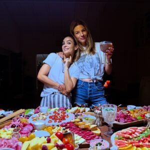 Agustina Cherri Instagram - 42 vueltas al sol, y mil abrazos.
Ayer en casa celebré con mis amigos y fue una noche que me sorprendió, no sabía si festejar o no, si iba a llover, quienes iban a poder venir, que íbamos a tomar mucho menos comer, organice todo a último momento, creyendo que sería un festejo muy tranquilo.
Resulta que todo se puso en marcha, @lafondiatta me armó en tiempo récord la mejor picada de mi vida.
Compre en @cerodosonce lo mejor para brindar y preparé mi casa con mis amigas y mi novio (Mucha vela por cierto! ) 
Y cuando me di cuenta todos estaban ahí. Disfrutamos, charlamos, comimos, bailamos y comimos tortas.
Una noche mágica.
Gracias a todos por venir.