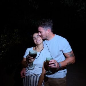 Agustina Cherri Instagram - 42 vueltas al sol, y mil abrazos.
Ayer en casa celebré con mis amigos y fue una noche que me sorprendió, no sabía si festejar o no, si iba a llover, quienes iban a poder venir, que íbamos a tomar mucho menos comer, organice todo a último momento, creyendo que sería un festejo muy tranquilo.
Resulta que todo se puso en marcha, @lafondiatta me armó en tiempo récord la mejor picada de mi vida.
Compre en @cerodosonce lo mejor para brindar y preparé mi casa con mis amigas y mi novio (Mucha vela por cierto! ) 
Y cuando me di cuenta todos estaban ahí. Disfrutamos, charlamos, comimos, bailamos y comimos tortas.
Una noche mágica.
Gracias a todos por venir.