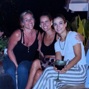 Agustina Cherri Instagram - 42 vueltas al sol, y mil abrazos.
Ayer en casa celebré con mis amigos y fue una noche que me sorprendió, no sabía si festejar o no, si iba a llover, quienes iban a poder venir, que íbamos a tomar mucho menos comer, organice todo a último momento, creyendo que sería un festejo muy tranquilo.
Resulta que todo se puso en marcha, @lafondiatta me armó en tiempo récord la mejor picada de mi vida.
Compre en @cerodosonce lo mejor para brindar y preparé mi casa con mis amigas y mi novio (Mucha vela por cierto! ) 
Y cuando me di cuenta todos estaban ahí. Disfrutamos, charlamos, comimos, bailamos y comimos tortas.
Una noche mágica.
Gracias a todos por venir.