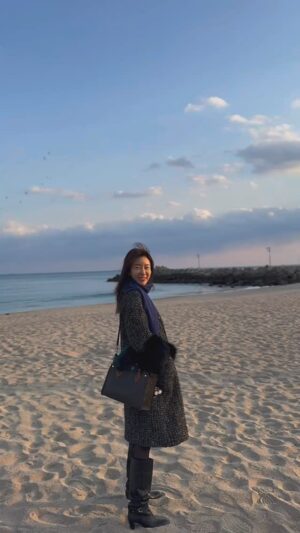 Ahn Sun-Young Instagram - 정답은 “부산” 이었어요!! 
정확히는 #임랑 바닷가 #올드머그카페@oldmug_imrang 에서 열리고있는
@shinstargogo #신뽀또 두번째 사진전 응원왔어여🙋🏻‍♀️🩷

친구응원핑계로 일도 애도 놓고 훌쩍 떠나오니 일케 또 막... 설레고 막 그래여...??? 

이전릴스 커피쏘기 이벤트 당첨자는 스토리에 태그해두었으니 @lovebazaar_online 로 연락주세요👌

#부산맛집 #부산핫플 촤라락 정리해서 곧 올려드릴께요🩵💙

#부산은둘로나뉜다
#안선영이있는부산 vs #안선영이없는부산