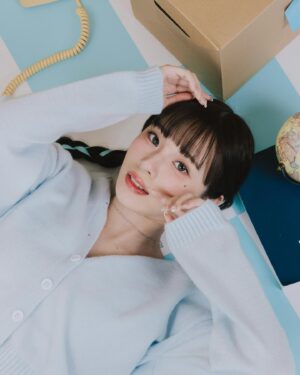Aileen Huang Instagram - 再幾天就要過年了✨
新的一年眼神看起來也要有新の感覺
今天就來跟大家分享一下
#媞蜜多彩色日拋隱形眼鏡 的三款花色👀
 
伯爵妞
超可愛的藍白格紋包裝一眼就注意到🩵
外圈黑灰色包圍著裡面的漸層黃棕色
戴起來有種媽生果凍感
想要比較沒有距離、可愛的眼神這款很適合✨
 
性感妞
這款個人覺得給人一種氣質、神秘的性感
花紋自然融合於眼色👀
沒有明顯外圈感會呈現一種溫柔氣息❕❕
想要低調、神秘款選它就對了🫶🏻
 
心動時刻
這款給人混血兒的精緻立體感
深淺灰褐色交錯放射的紋路
讓瞳孔看起來更電力十足💕
想要看起來有精神、充滿電力絕對是這款🥹
 
現在三款花色在全家都可以買到了🌸還有買2送1
趕快趁新年幫自己打造全新充滿魅力的瞳孔吧✨
 
 
@asiastar_tw 
#媞蜜多 #Timido #伯爵妞 #性感妞 #心動時刻 #小藍盒
 
*配戴一般隱形眼鏡須經眼科醫師驗光配鏡取得處方箋，或經驗光人員驗光配鏡取得配鏡單，並定期接受眼科醫師追蹤檢查
*本器材不得逾中文仿單建議之最長配戴時數、不得重覆配戴，於就寢前務必取下，以免感染或潰瘍
*如有不適，應立即就醫
亞洲安視達股份有限公司 衛部醫器製字第004638號 北市衛器廣字第114010145號