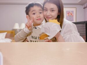 Airi Taira Instagram - 今夜放送♡
よる20時〜TBS「ニンゲン観察モニタリング」にバンビーノが出演します✨

想像とは遥かに違ってしまったんですが、、、🥲

バンビーノの自由気ままな7歳の姿が記念になると思うととっても嬉しいです🥹

ありがとうございました‼︎

ぜひ見てください✨
#バンビーノ#長男#7歳#自由すぎる子#ニンゲン観察モニタリング#ありがとうございました#写真はバンビーノと2人でPAPAのサッカーを見に2人旅した時
