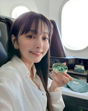 Aisa Senda Instagram - -
我喜歡現在的自己！
󠀠
過去一年
有了日文老師的新身分
也嘗試了許多工作上的新挑戰
還代言了自己用了非常喜歡的保養品牌
󠀠
一年以來持續使用 #聚光燈 成為我的日常
所以自信和美麗也成為我的常態
󠀠
我的 #敏感肌 和 #乾肌 是真實感受到
你的皮膚會告訴你什麼是真正好的保養品
聚光燈讓我的皮膚變亮、變健康、變貼妝

使用後我最喜歡的組合是
#聚光燈面膜   #黑羽毛膠囊
󠀠
敷完面膜後讓我的肌膚保濕又提亮
在保養最後程序使用黑羽毛，把精華都鎖進皮膚裡
󠀠
出國時我一定會帶上它
飛機上的乾燥空氣
加上不同國家的環境
對皮膚的適應力都是一大挑戰
有聚光燈同行，讓我到哪都能保持皮膚穩定又有光澤
󠀠
皮膚的好狀態不只自己感受到
身邊的朋友也都看見了欸💚
󠀠
沒有品牌光環，聚光燈單純帶來共好的精神
透過最天然的產品，幫大家找到更完美的自己
經過一年我也真實感受到了這股力量
󠀠
所以未來一年我會繼續以 #聚光燈代言人 的角色
持續傳遞愛與自信給大家
󠀠
每一刻的妳都值得活的精緻精彩
快和好姊妹一起到聚光燈專櫃體驗
▎#高雄夢時代 櫃
▎線上火速購買⬇️
https://www.jcspotlightnai.com.tw