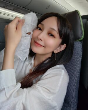 Aisa Senda Instagram - -
我喜歡現在的自己！
󠀠
過去一年
有了日文老師的新身分
也嘗試了許多工作上的新挑戰
還代言了自己用了非常喜歡的保養品牌
󠀠
一年以來持續使用 #聚光燈 成為我的日常
所以自信和美麗也成為我的常態
󠀠
我的 #敏感肌 和 #乾肌 是真實感受到
你的皮膚會告訴你什麼是真正好的保養品
聚光燈讓我的皮膚變亮、變健康、變貼妝

使用後我最喜歡的組合是
#聚光燈面膜   #黑羽毛膠囊
󠀠
敷完面膜後讓我的肌膚保濕又提亮
在保養最後程序使用黑羽毛，把精華都鎖進皮膚裡
󠀠
出國時我一定會帶上它
飛機上的乾燥空氣
加上不同國家的環境
對皮膚的適應力都是一大挑戰
有聚光燈同行，讓我到哪都能保持皮膚穩定又有光澤
󠀠
皮膚的好狀態不只自己感受到
身邊的朋友也都看見了欸💚
󠀠
沒有品牌光環，聚光燈單純帶來共好的精神
透過最天然的產品，幫大家找到更完美的自己
經過一年我也真實感受到了這股力量
󠀠
所以未來一年我會繼續以 #聚光燈代言人 的角色
持續傳遞愛與自信給大家
󠀠
每一刻的妳都值得活的精緻精彩
快和好姊妹一起到聚光燈專櫃體驗
▎#高雄夢時代 櫃
▎線上火速購買⬇️
https://www.jcspotlightnai.com.tw