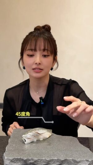 Aisa Senda Instagram - -
常常聽到朋友說，台南是台灣的美食之都
讓我一直很期特可以去台南吃美食
真的沒有想到在台南嚐到令我最難忘的不是台灣小吃
而是「板前壽司」！
在台南的「鮨聚善」
真的是讓我好驚訝又好驚艷😍😍😍

驚訝的是台灣師傅做壽司的工底和手藝完全不輸給日本師傅
驚艷的是除了紮實的基本工夫，師傅還融入了很多自已對壽司的理解
把日本料理跟台灣食材做了一個完美結合
真的很有特色好好吃！
有機會來台南玩的朋友，一定要來試看看！

而且鮨聚善現在有超棒的「第二位半價」優惠活動！
老闆娘想要讓更多人沒有負擔的嚐到這個好棒的日本料理
喜愛吃壽司的人一定要把握機會不可以錯過啦

不知道活動到什麼時候為止
聽說是要看老闆娘的心情
所以停止公告前趕緊手刀訂位吧😍

記得要三天前訂位，並且完成匯款才享有優惠資格喔！

｜預約制｜線上訂席
https://pse.is/6b72sq

｜官方LINE｜
https://lin.ee/O8Gwjos

｜關注IG｜
@sushizen2016 

#鮨聚善 #鮨聚善sushizen #板前壽司 #割烹料理 #台南無菜單 #台南美食