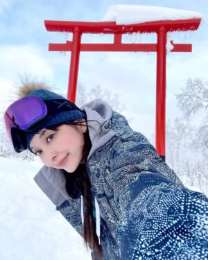 Aisa Senda Instagram - -
我的雪季開滑了

要去山頂的Gondora裡遇到一位住在北海道男生
畢竟到山頂有一段時間 所以跟他聊聊天
當他知道我是沖繩人還住在台灣，
一個人飛來北海道
他說「這麼喜歡滑雪啊 妳還自己開車跑好幾個雪場 感覺到妳特愛滑雪」

這幾天的雪都很棒

我喜歡這樣的自己
愛要即使 喜歡就是喜歡 讓自己開心滑個過癮
真正做自己愛自己