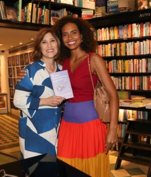 Aisha Jambo Instagram - “O que transforma a gente? Breves reflexões para mudanças profundas” foi o título dado ao novo livro, que traz 30 textos escritos por minha querida @bethgoulartoficial sobre temas como espiritualidade, aprendizados e ciclos da vida. Um convite para pensarmos sobre a nossa própria vida. Beth te admiro!