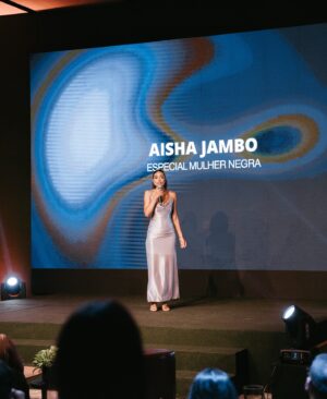 Aisha Jambo Instagram - Zezé Motta é mais que uma artista – é um ícone de resistência e uma das maiores vozes em defesa dos direitos das mulheres negras. Sua trajetória de sucesso nas artes e no ativismo é uma prova da sua força e determinação para quebrar barreiras, enfrentando os preconceitos que marcam a sociedade brasileira. Muito honrada em fazer parte da primeira edição do Troféu Zezé Motta, uma iniciativa da @nbcuniversal, com o objetivo de reconhecer as trajetórias das mulheres negras que, com suas lutas e conquistas, honram o legado de resistência e superação das gerações passadas. Obrigada @marcellocoltro, @enowbrasil, @universalplusbr, foi lindo! 

#premiozezemotta
#trofeuzezemotta