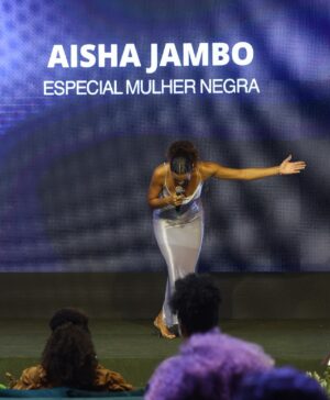 Aisha Jambo Instagram - Zezé Motta é mais que uma artista – é um ícone de resistência e uma das maiores vozes em defesa dos direitos das mulheres negras. Sua trajetória de sucesso nas artes e no ativismo é uma prova da sua força e determinação para quebrar barreiras, enfrentando os preconceitos que marcam a sociedade brasileira. Muito honrada em fazer parte da primeira edição do Troféu Zezé Motta, uma iniciativa da @nbcuniversal, com o objetivo de reconhecer as trajetórias das mulheres negras que, com suas lutas e conquistas, honram o legado de resistência e superação das gerações passadas. Obrigada @marcellocoltro, @enowbrasil, @universalplusbr, foi lindo! 

#premiozezemotta
#trofeuzezemotta