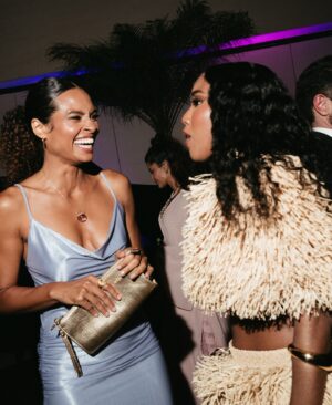 Aisha Jambo Instagram - Zezé Motta é mais que uma artista – é um ícone de resistência e uma das maiores vozes em defesa dos direitos das mulheres negras. Sua trajetória de sucesso nas artes e no ativismo é uma prova da sua força e determinação para quebrar barreiras, enfrentando os preconceitos que marcam a sociedade brasileira. Muito honrada em fazer parte da primeira edição do Troféu Zezé Motta, uma iniciativa da @nbcuniversal, com o objetivo de reconhecer as trajetórias das mulheres negras que, com suas lutas e conquistas, honram o legado de resistência e superação das gerações passadas. Obrigada @marcellocoltro, @enowbrasil, @universalplusbr, foi lindo! 

#premiozezemotta
#trofeuzezemotta