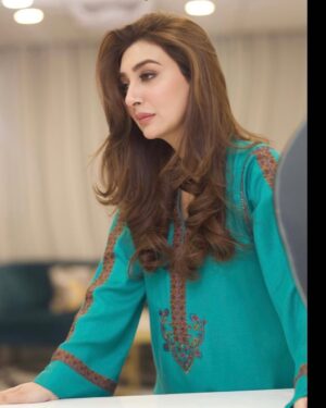 Aisha Uqbah Malik Instagram - When you dress up after ages! #momlife  #myoncein6monthspicture Dolled up by @faizas.salon Also,thank you for this candid shot 💕 ,👗 @zonashahamofficial i dont think anyone can do shawl kurtas better, the finest quality in the most gorgeous colors!