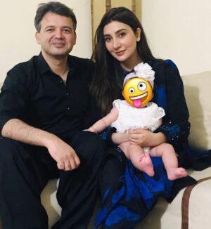 Aisha Uqbah Malik Instagram - Trying to take a picture with Mahnoor....
Pic 1- adjusting  Pic 2- still adjusting  Pic 3-Mahnoor nails it...mama fails  Pic 4-Finally we get THE ONE 5- success makes us greedy....clearly pushing it too far.... we quit 😐 #tbtomahnoorshalfbirthday #beensolazyaboutsocialmedia #willtryanddobetter