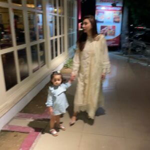 Aisha Uqbah Malik Instagram - Every time i try and take family photos …..the fam: ⬆️🤷‍♀️🙄 #birthdaycelebrations  @suffusebysanayasir