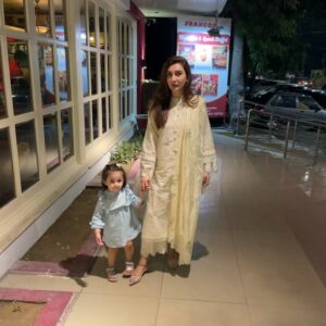 Aisha Uqbah Malik Instagram - Every time i try and take family photos …..the fam: ⬆️🤷‍♀️🙄 #birthdaycelebrations  @suffusebysanayasir