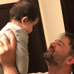 Aisha Uqbah Malik Instagram - Mahnoor following suit.... 7 months old and she s already got baba wrapped around her pinky! 😍 attagirl 👏👏👏Happy 1st Fathers Day Uqbah ...as much as i hate to admit it you know you re her absolute favorite....🙄🙄🙄#babakibeti #uqbahhadeedmalik #mahnooruqbahmalik #fathersday #bestbabaever💙💙💙