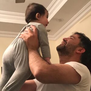 Aisha Uqbah Malik Instagram - Mahnoor following suit.... 7 months old and she s already got baba wrapped around her pinky! 😍 attagirl 👏👏👏Happy 1st Fathers Day Uqbah ...as much as i hate to admit it you know you re her absolute favorite....🙄🙄🙄#babakibeti #uqbahhadeedmalik #mahnooruqbahmalik #fathersday #bestbabaever💙💙💙