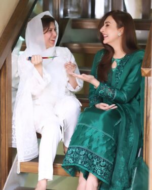 Aisha Uqbah Malik Instagram - Eid Day 3- @ansabjahangirstudio @faizas.salon @zainshafi_photography -Zainab you re the best,thank you 💕 #sisterinlaws #bffs @rk_therapy