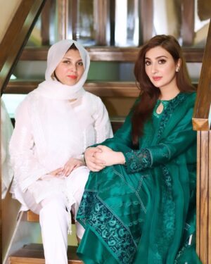 Aisha Uqbah Malik Instagram - Eid Day 3- @ansabjahangirstudio @faizas.salon @zainshafi_photography -Zainab you re the best,thank you 💕 #sisterinlaws #bffs @rk_therapy