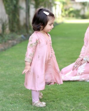 Aisha Uqbah Malik Instagram - Eid Mubarak 💕 #day1 @aghanoorofficial.  @faizas.salon