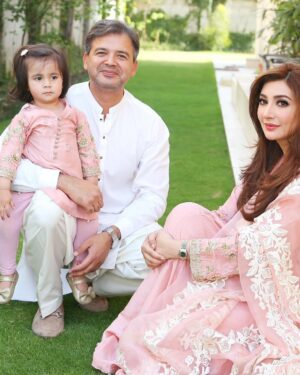 Aisha Uqbah Malik Instagram - Eid Mubarak 💕 #day1 @aghanoorofficial.  @faizas.salon