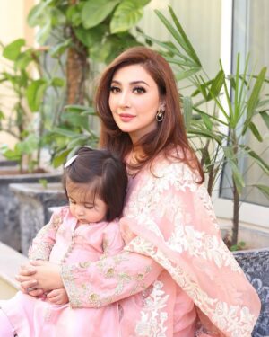 Aisha Uqbah Malik Instagram - Eid Mubarak 💕 #day1 @aghanoorofficial.  @faizas.salon