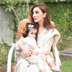 Aisha Uqbah Malik Instagram - I got you.  #bff #mothersday #mahnoorkimama #twinning in @uzma_afsheen @faizas.salon