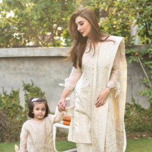 Aisha Uqbah Malik Instagram - I got you.  #bff #mothersday #mahnoorkimama #twinning in @uzma_afsheen @faizas.salon